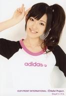 【中古】生写真(ハロプロ)/アイドル/°C-ute °C-ute/鈴木愛理/上半身・衣装白黒ピンク・「adidas」・右手ピース・首傾げ・歯見せ/Shopオリジナル