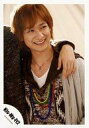 【中古】生写真(ジャニーズ)/アイドル/Kis-My-Ft2 Kis-My-Ft2/宮田俊哉/上半身・衣装グレー黒白・ネックレス・目線右・笑顔・左肩に手/公式生...