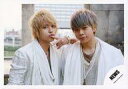 【中古】生写真(ジャニーズ)/アイドル/NEWS NEWS/手越祐也・増田貴久/横型・バストアップ・衣装白茶・左手人差し指口元/公式生写真