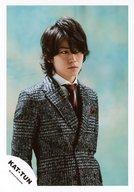 【中古】生写真(ジャニーズ)/アイドル/KAT-TUN KAT-TUN/亀梨和也/上半身・衣装白黒・ネクタイ赤・目線右・背景水色/「Dead or Alive」PV＆ジャケ写撮影オフショット/公式生写真(3)