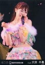 【中古】生写真(AKB48・SKE48)/アイドル/HKT48 穴井千尋/ライブフォト・膝上・衣装白ピンク右手グー・左手マイク/明治座公演ライブショットver./「HKT48 指原莉乃座長公演」会場限定ランダム生写真