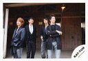 【中古】生写真(ジャニーズ)/アイドル/KAT-TUN KAT-TUN/上田・中丸・亀梨・田口/横型・膝上・衣装黒・紺色・ジーンズ・田口腕組み・笑顔/公式生写真