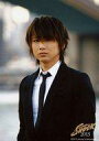 【中古】生写真(ジャニーズ)/アイドル/Kinki Kids Kinki Kids/堂本光一/バストアップ・衣装黒・シャツ白・ネクタイ・左向き・野外/ENDLE...