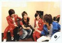 【中古】生写真(ジャニーズ)/アイドル/ジャニーズ ジャニーズ/知念・亀梨・山田・中山/横型・全身・衣装赤青・座り・じゃんけん・背景白/公式生写真