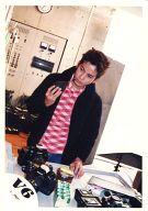 【中古】生写真(ジャニーズ)/アイドル/V6 V6/岡田准一/上半身・衣装黒・シャツ赤白・右手ポンプ/公式生..