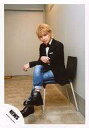 【中古】生写真(ジャニーズ)/アイドル/NEWS NEWS/手越祐也/全身・座り・衣装黒・白・蝶ネクタイ・左向き・足組み・背景白/アルバム「QUARTETTO」ジャケ写撮影/公式生写真
