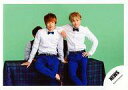 【中古】生写真(ジャニーズ)/アイドル/NEWS NEWS/増田貴久・手越祐也/横型・膝上・シャツ白・蝶ネクタイ青・増田右足曲げ・手越左手腰・目線右・背景緑/「16春 パンフ&グッズ撮影」/公式生写真