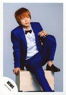 【中古】生写真(ジャニーズ)/アイドル/NEWS NEWS/増田貴久/膝上・座り・衣装青・白・蝶ネクタイ・右向..