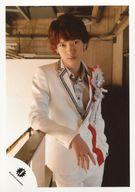 【中古】生写真(ジャニーズ)/アイドル/Snow Man Snow Man/深澤辰哉/膝上・衣装白赤・黒銀・右肘手すり・左手ポケット/15夏 滝沢歌舞伎 10th Anniversary シンガポール公演 パンフレット撮影オフショット/公式生写真【タイムセール】
