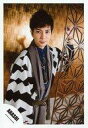 【中古】生写真(ジャニーズ)/アイドル/嵐 嵐/松本潤/膝上・和服白黒グレー・青・左手麻の葉・カメラ目線・背景茶/16春夏 ARASHI “Japonism Show” in ARENA パンフレット&グッズ撮影オフショット/公式生写真