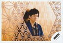 【中古】生写真(ジャニーズ)/アイドル/嵐 嵐/二宮和也/横型・上半身・和服青・体右向き・手前に麻の葉・背景茶/16春夏 ARASHI “Japonism Show” in ARENA パンフレット&グッズ撮影オフショット/公式生写真