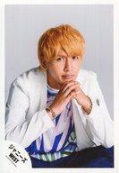 【中古】生写真(ジャニーズ)/アイドル/ジャニーズWEST ジャニーズWEST/藤井流星/膝上・座り・衣装白・青ピンク緑・両手重ね顎・カメラ目線/16初春 コンサート パンフ＆グッズ撮影/公式生写真