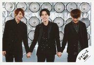 【中古】生写真(ジャニーズ)/アイドル/ジャニーズWEST ジャニーズWEST/集合(3人)/横型・膝上・衣装黒・手繋ぎ・センター重岡・濱田顔下向き・背景ライト/「逆転Winner」Music clip -cool ver.- 撮影オフ/公式生写真