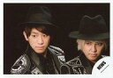 【中古】生写真(ジャニーズ)/アイドル/NEWS NEWS/小山慶一郎・手越祐也/横型・バストアップ・衣装黒・銀・帽子・目線左・口閉じ・背景黒/「四銃士」PV&ジャケ写撮影/公式生写真