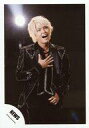 【中古】生写真(ジャニーズ)/アイドル/NEWS NEWS/手越祐也/膝上・衣装黒・銀・右向き・口開け・右手胸元・背景黒/「四銃士」PV&ジャケ写撮影/公式生写真