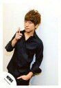 【中古】生写真(ジャニーズ)/アイドル/NEWS NEWS/小山慶一郎/膝上・衣装黒・右手指差し・左手ポケット・斜め・背景白/「16春 パンフ&グッズ撮影」/公式生写真【02P06Aug16】【画】 - ネットショップ駿河屋 楽天市場店