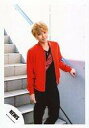 【中古】生写真(ジャニーズ)/アイドル/NEWS NEWS/手越祐也/膝上・衣装赤・黒・右向き・左手手すり・階段・背景白/「16春 パンフ&グッズ撮影」/公式生写真