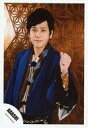 【中古】生写真(ジャニーズ)/アイドル/嵐 嵐/二宮和也/上半身・和服青・左手グー・背景茶・麻の葉/16春夏 ARASHI “Japonism Show” in ARENA パンフレット&グッズ撮影オフショット/公式生写真
