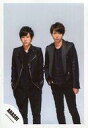 【中古】生写真(ジャニーズ)/アイドル/嵐 嵐/二宮和也・櫻井翔/膝上・衣装黒・二宮両手ポケット・櫻井右手ポケット/「I seek/Daylight」PV&ジャケ写撮影オフショット/公式生写真