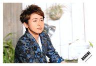 【中古】生写真(ジャニーズ)/アイドル/嵐 嵐/大野智/横型・バストアップ・ジャケット青黒グレー・花柄・体右向き/公式生写真