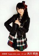 【中古】生写真(AKB48・SKE48)/アイドル/AKB48 大川莉央/レア・共通カット・膝上・親指立てる/劇場トレーディング生写真セット2014.June