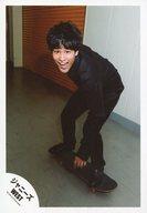 【中古】生写真(ジャニーズ)/アイドル/ジャニーズWEST ジャニーズWEST/桐山照史/全身・衣装黒・スケー..