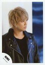 【中古】生写真(ジャニーズ)/アイドル/NEWS NEWS/手越祐也/上半身・衣装黒・目線右・右向き・背景白青/「ヒカリノシズク」PV撮影/公式生写真