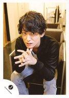 【中古】生写真(ジャニーズ)/アイドル/ジャニーズJr. ジャニーズJr./萩谷慧悟/膝上・座り・衣装黒・ボトムス グレー・両手合わせ顎/公式生写真