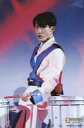 【中古】生写真(ジャニーズ)/アイドル/Snow Man Snow Man/岩本照/ライブフォト・膝上・衣装白青赤・両手スティック・左手後ろ・ドラム・2Lサイズ...
