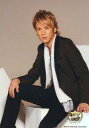 【中古】生写真(ジャニーズ)/アイドル/タッキー&翼 タッキー&翼/滝沢秀明/膝上・座り・スーツ黒・ストール白・背景ベージュ/タッキー&翼 10th Anniversary