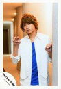 【中古】生写真(ジャニーズ)/アイドル/Hey! Say! JUMP Hey!Say!JUMP/高木雄也/上半身・衣装白青・右手指2本立て・左手壁・首傾げ/「真剣SUNSHINE」PV&ジャケ/公式生写真