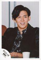 【中古】生写真(ジャニーズ)/アイドル/ジャニーズWEST ジャニーズWEST/小瀧望/上半身・衣装黒・両手組み・目線右上・手前に紙コップ/「逆転Winner」Music clip -cool ver.- 撮影オフ/公式生写真
