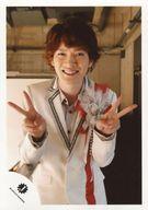 【中古】生写真(ジャニーズ)/アイドル/Snow Man Snow Man/深澤辰哉/上半身・衣装白赤・黒銀・両手ピース・体正面・歯見せ/15夏 滝沢歌舞伎 10th Anniversary シンガポール公演 パンフレット撮影オフショット/公式生写真【タイムセール】