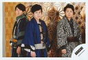 【中古】生写真(ジャニーズ)/アイドル/嵐 嵐/集合(3人)/横型 膝上 和服黒白グレー青 センター二宮 目線左 相葉体左向き 背景茶 麻の葉/16春夏 ARASHI “Japonism Show” in ARENA パンフレット＆グッズ撮影オフショット/公式生写真