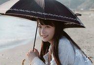 【中古】生写真(乃木坂46)/アイドル/乃木坂46 秋元真夏/横型・バストアップ・衣装グレー・両手傘・体左向き・目線正面/映画「超能力研究部の3人」 オフショット生写真