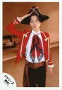 【中古】生写真(ジャニーズ)/アイドル/ジャニーズWEST ジャニーズWEST/重岡大毅/膝上・衣装赤白黒・帽子・右手敬礼・口すぼめ・後ろに車/16初春 コンサート パンフ&グッズ撮影/公式生写真(3)