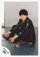 【中古】生写真(ジャニーズ)/アイドル/ジャニーズWEST ジャニーズWEST/桐山照史/全身・座り・衣装黒・..