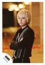 【中古】生写真(ジャニーズ)/アイドル/NEWS NEWS/手越祐也/上半身・衣装黒・銀・左向き・腕組み・口閉じ/「四銃士」PV&ジャケ写撮影/公式生写真
