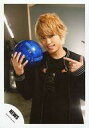 【中古】生写真(ジャニーズ)/アイドル/NEWS NEWS/手越祐也/上半身・衣装黒・右手サッカーボール青・左手指差し/「Theme of “QUARTETTO”」PV撮影/公式生写真