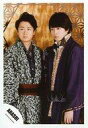【中古】生写真(ジャニーズ)/アイドル/嵐 嵐/大野智・櫻井翔/膝上・和服黒白紫・目線やや左・背景茶・麻の葉/16春夏 ARASHI “Japonism Show” in ARENA パンフレット&グッズ撮影オフショット/公式生写真