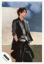 【中古】生写真(ジャニーズ)/アイドル/嵐 嵐/相葉雅紀/膝上・衣装黒グレー・右手ポケット・体右向き・背景ベージュ・グレー白/「I seek/Daylight」PV&ジャケ写撮影オフショット/公式生写真(3)