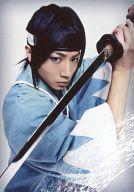 【中古】生写真(男性)/俳優 矢崎広(土方歳三)/上半身・和服水色・両手刀・背景白・キャラクターショット/ミュージカル「薄桜鬼」公式生写真