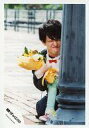 【中古】生写真(ジャニーズ)/アイドル/関ジャニ∞ 関ジャニ∞/横山裕/膝上・衣装黒タイツ・人形・蝶ネクタイ赤・花束・目閉じ・口閉じ・柱/公式生写真