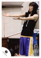 【中古】生写真(ジャニーズ)/アイドル/ふぉーゆー ふぉーゆー/辰巳雄大/膝上・衣装黒・ボトムス紫・パーカー被り・両手パー・体左向き/公式生写真