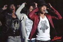 【中古】生写真(ジャニーズ)/アイドル/Kinki Kids Kinki Kids/堂本光一/ライブフォト・横型・上半身・衣装赤・シャツ白・ジーンズ・両手帽子・口開き・後ろに人・背景黒・2Lサイズ/Endless SHOCK 2007
