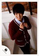 【中古】生写真(ジャニーズ)/アイドル/7WEST 7WEST/神山智洋/膝上・衣装赤・青シャツ・黒ボトムス・両手シャツ・体右向き・目線左・階段/公式生写真