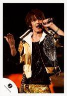 【中古】生写真(ジャニーズ)/アイドル/7WEST 7WEST/藤井流星/ライブフォト・上半身・衣装金.黒・インナー黒・ボトムス金・右手パー・左手マイク口元/公式生写真