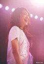 【中古】生写真(AKB48・SKE48)/アイドル/AKB48 高田彩奈/ライブフォト・上半身・衣装白・Tシャツ・右向き・口開け・照明ピンク・「2006 AKS」/公式生写真