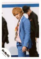 【中古】生写真(ジャニーズ)/アイドル/Kis-My-Ft2 Kis-My-Ft2/千賀健永/膝上・衣装青・白・赤・左向き/千賀健永「Get Ready」MV撮影/公式生写真