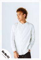 【エントリーでポイント10倍！（3月28日01:59まで！）】【中古】生写真(ジャニーズ)/アイドル/Kis-My-Ft2 Kis-My-Ft2/二階堂高嗣/膝上・衣装白・顔左向き・左手ポケット・背景白/「16夏 パンフ＆グッズ撮影」/公式生写真